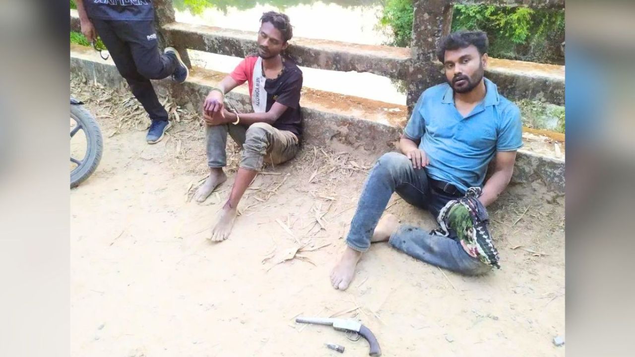 নাইক্ষ্যংছড়িতে অস্ত্র ও গুলিসহ ২ জনকে ধরে পুলিশে দিল জনতা