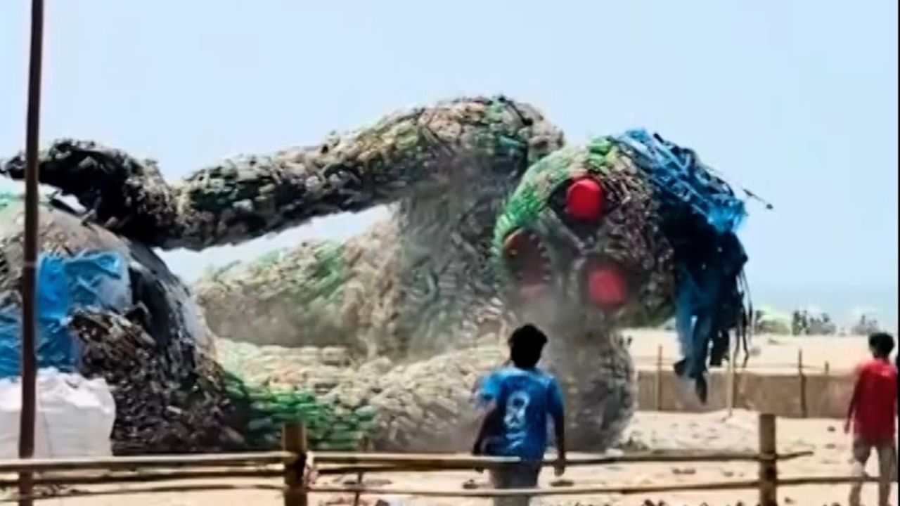 কক্সবাজার সৈকত থেকে সরানো হলো ৪৫ ফুট উচ্চতার ‘বর্জ্যদানব’