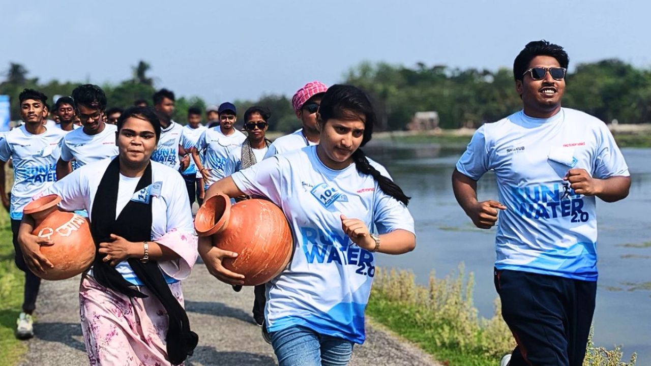 শ্যামনগরে সুপেয় পানির দাবিতে কাঁখে কলস নিয়ে ম্যারাথন