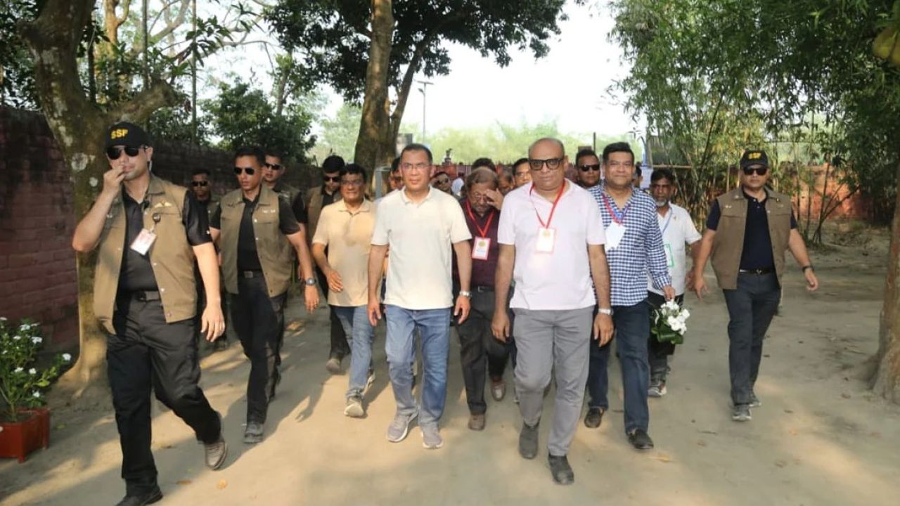 গ্রামবাসীর সঙ্গে প্রধামন্ত্রীর রসিকতা, ‘খিদে পাইছে আমার’