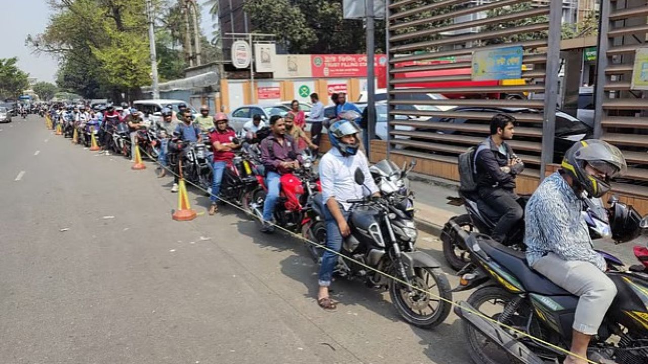 লাইনে দাঁড়াতে চালক ভাড়া, ঘণ্টায় ১৭৫ টাকা!