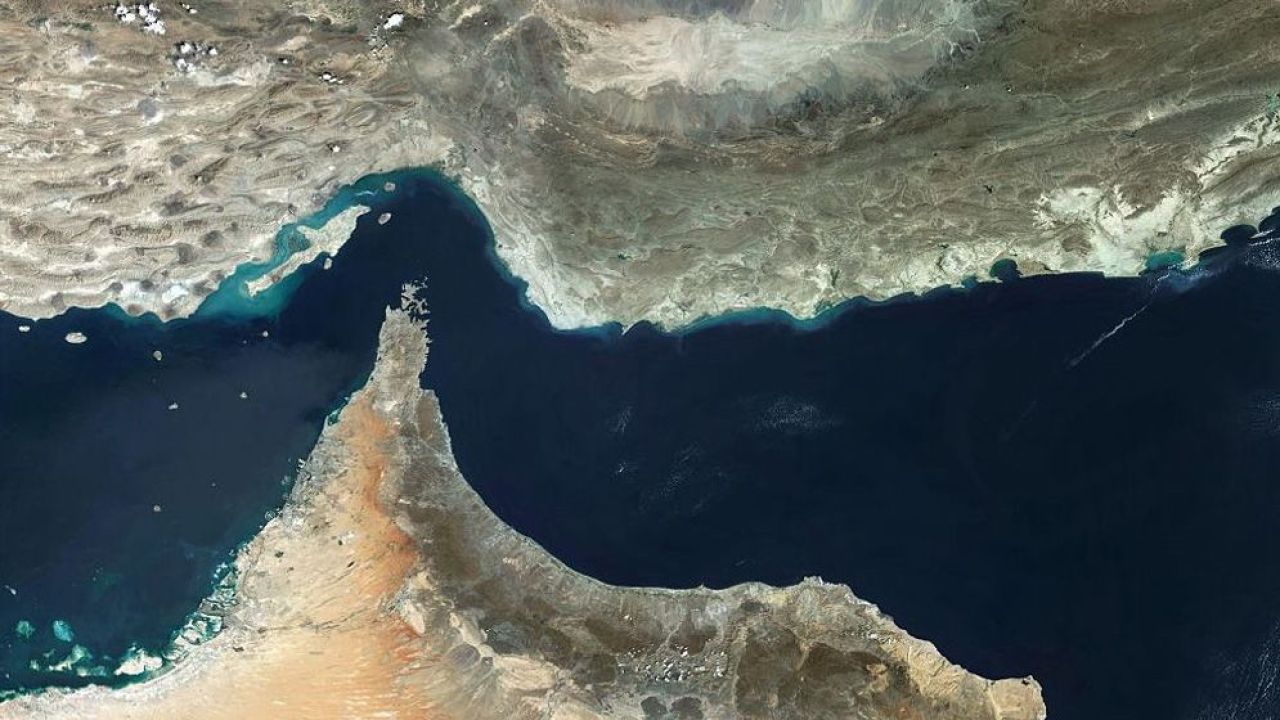 মার্কিন নিষেধাজ্ঞা উপেক্ষা করেই হরমুজ পাড়ি দিচ্ছে ইরানি জাহাজ