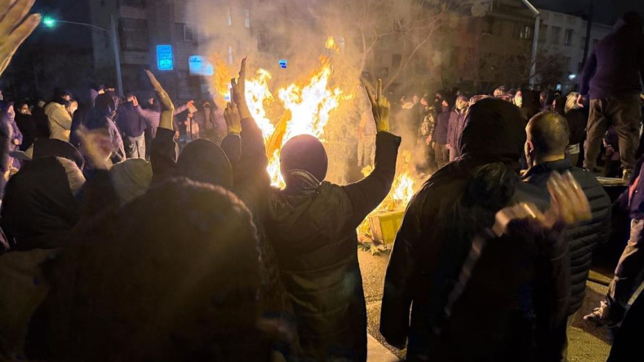 তেহরানে বিক্ষোভ চলাকালে মসজিদে অগ্নিসংযোগের অভিযোগে একজনের ফাঁসি