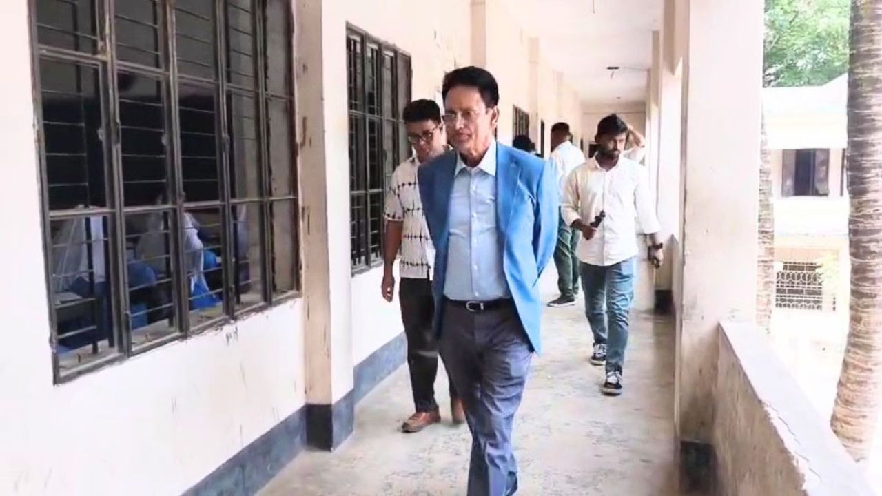 পতাকা ঢেকে প্রোটোকল ছাড়াই এসএসসি পরীক্ষা কেন্দ্রে শিক্ষামন্ত্রী