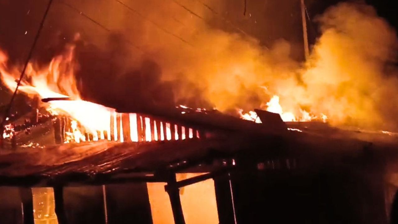 রোয়াংছড়িতে মাঝরাতে ভয়াবহ অগ্নিকাণ্ড, নিঃস্ব ৩ পরিবার