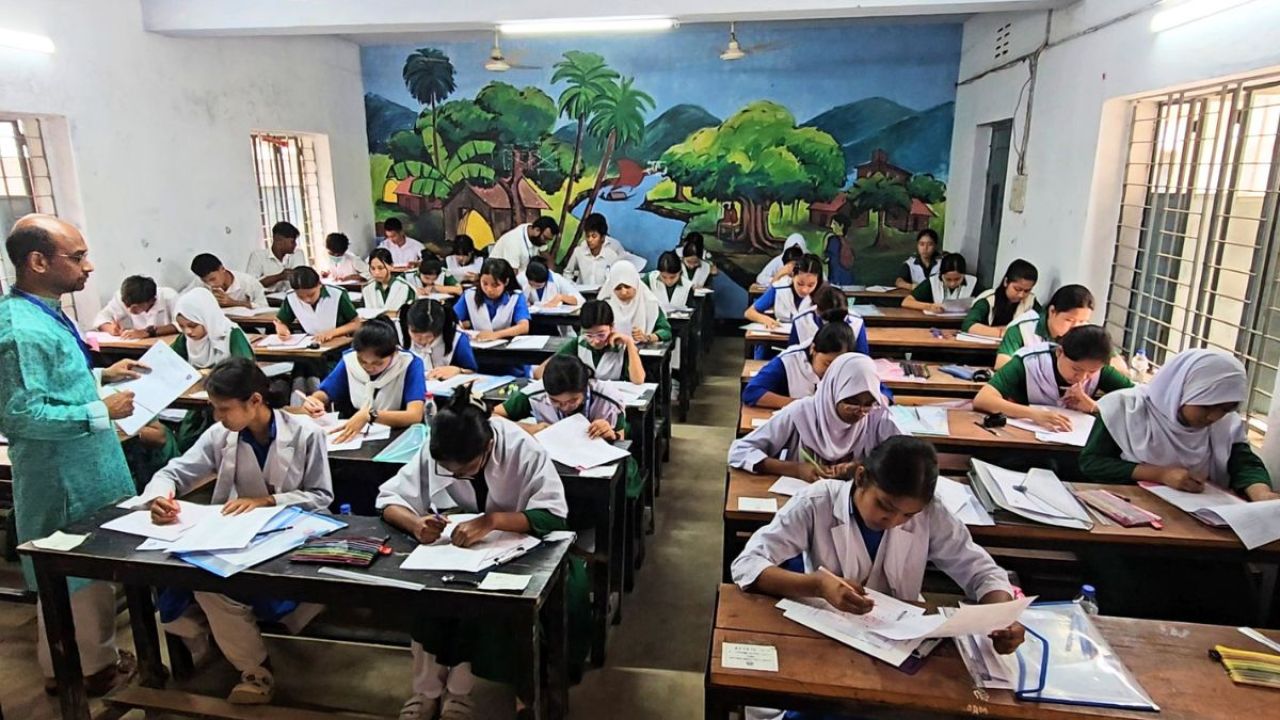 উৎসবমুখর পরিবেশে সারাদেশ এসএসসি ও সমমানের পরীক্ষা শুরু