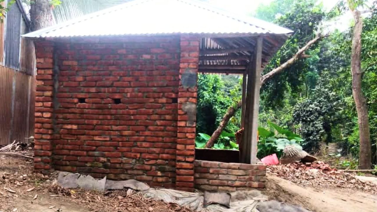 ধুনটে সরকারি রাস্তা দখল করে ঘর তৈরির অভিযোগ, বিপাকে এলাকাবাসী