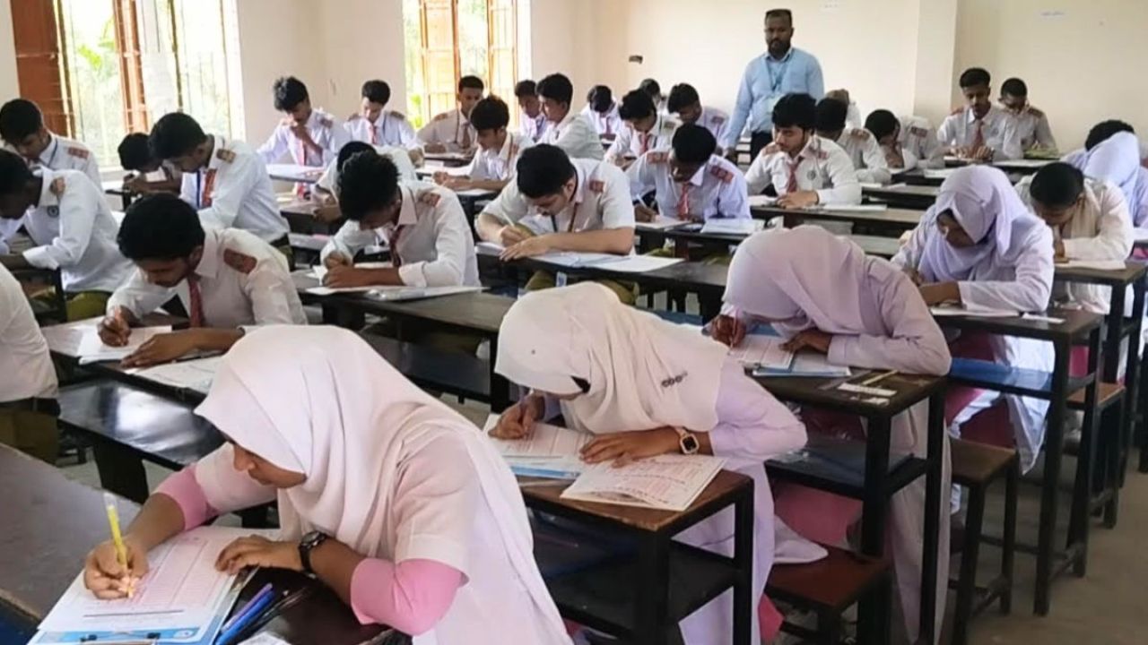 রংপুরে লোডশেডিংয়ের ভোগান্তি মাথায় নিয়ে পরীক্ষার হলে শিক্ষার্থীরা