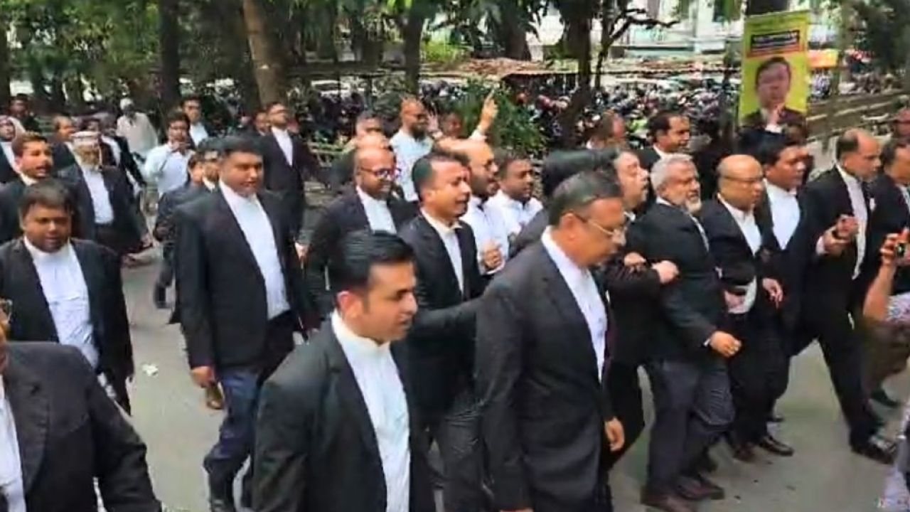 ভার্চুয়াল কোর্ট বাতিলের দাবিতে দ্বিতীয় দিনে আইনজীবীদের বিক্ষোভ
