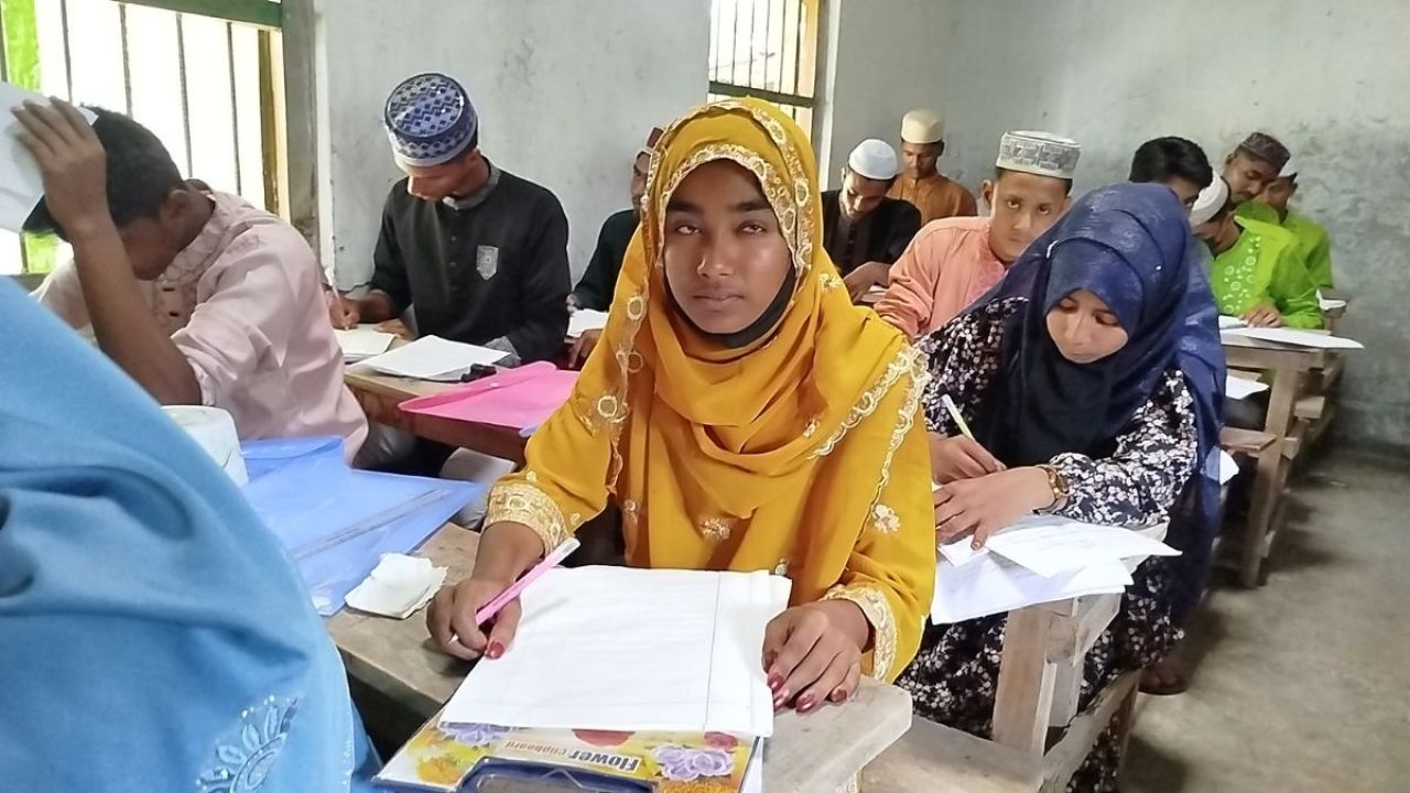 নিয়মে থাকলেও দাখিল পরীক্ষায় বিশেষ সুবিধা পেলেন না দৃষ্টিপ্রতিবন্ধী মিতু