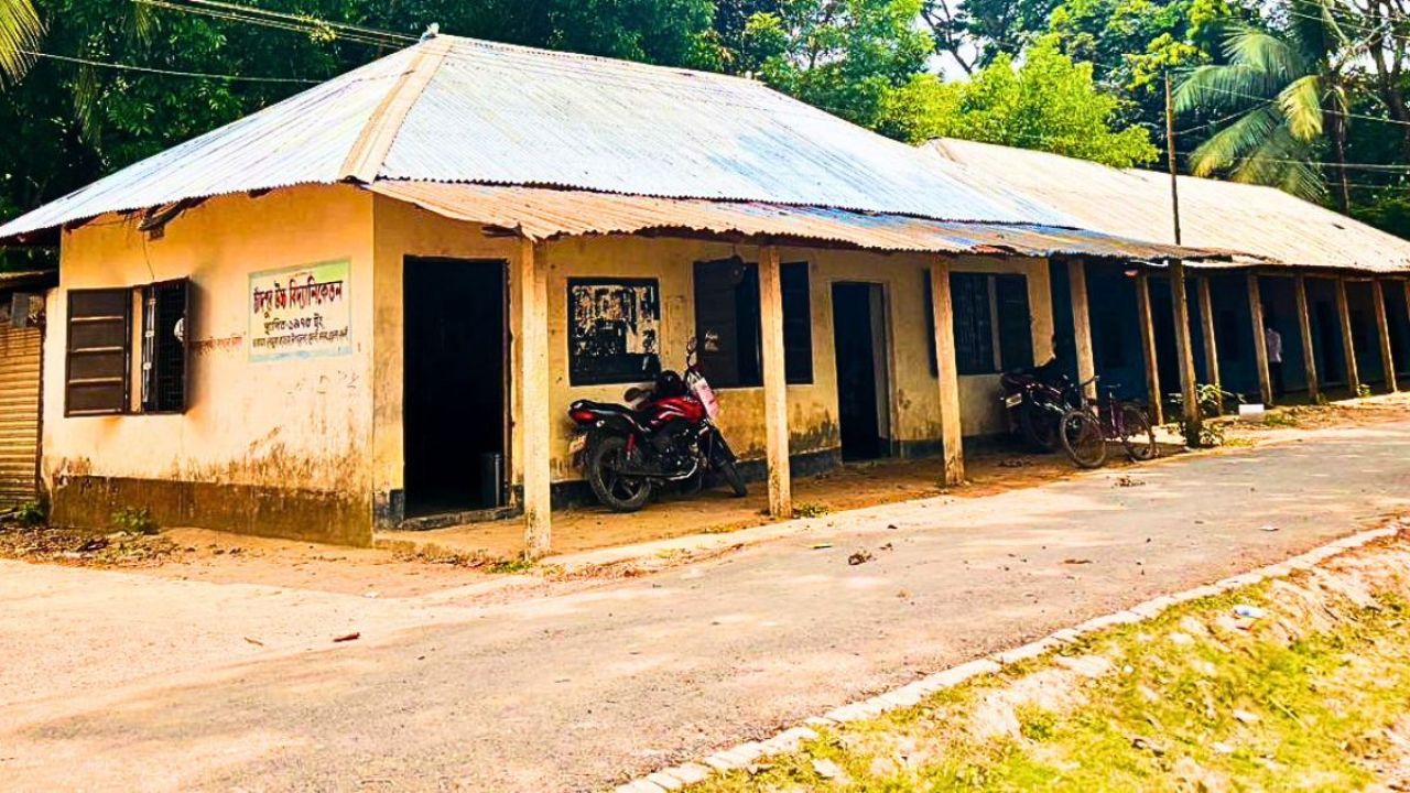 প্রতিষ্ঠার ৫০ বছরেও জোটেনি পাকা ভবন