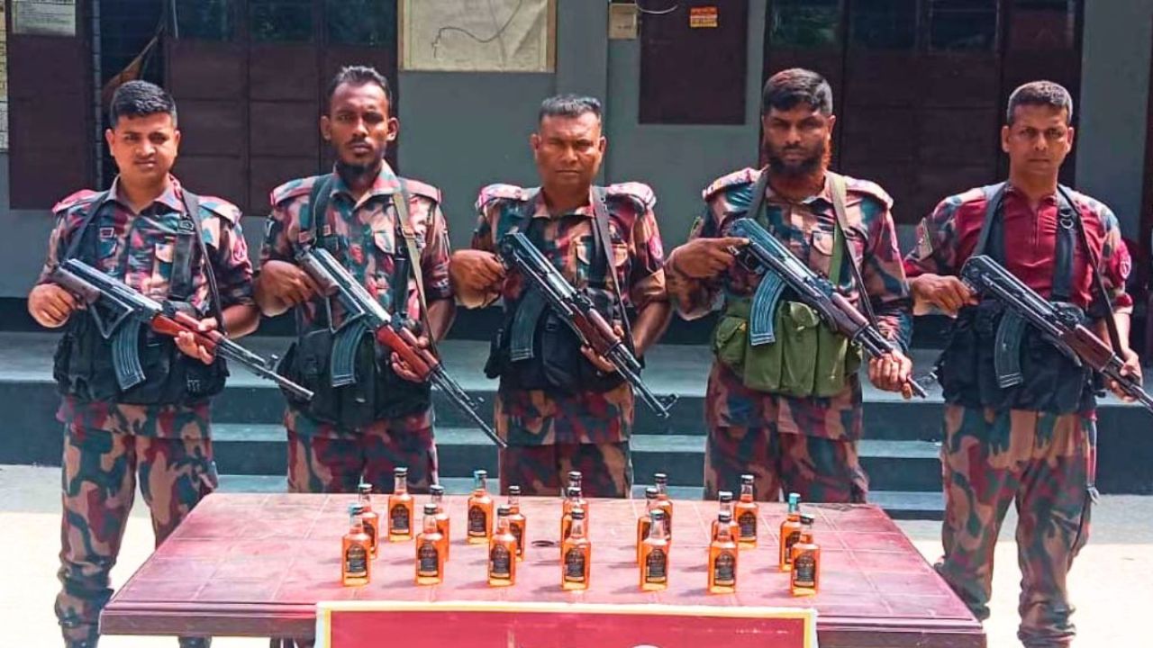 মহেশপুর সীমান্তে মদ ও ওষুধ জব্দ, আটক ৩