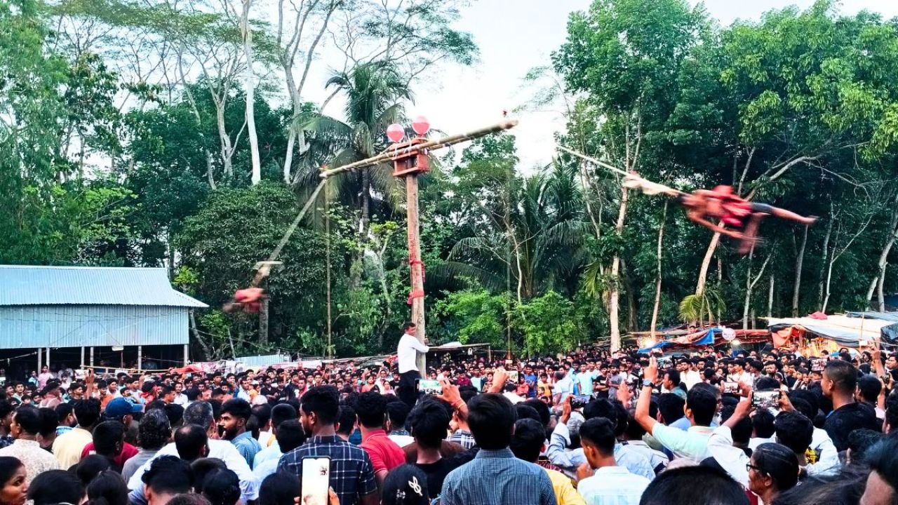 ডাসারে ৩০০ বছরের চড়ক মেলা, পিঠে বড়শি গেঁথে ঘুরলেন যুবকেরা