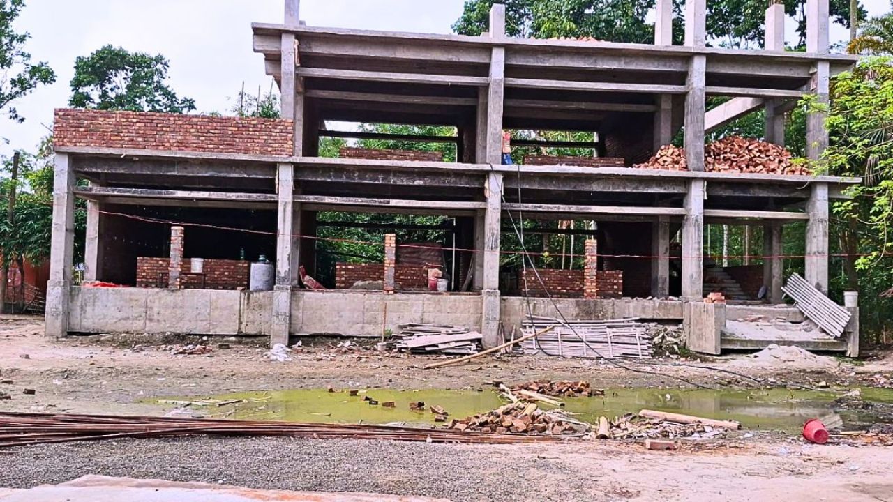 সাতক্ষীরায় বিদ্যালয়ের ভবন নির্মাণে ধীরগতি, পাঠদান ব্যাহত