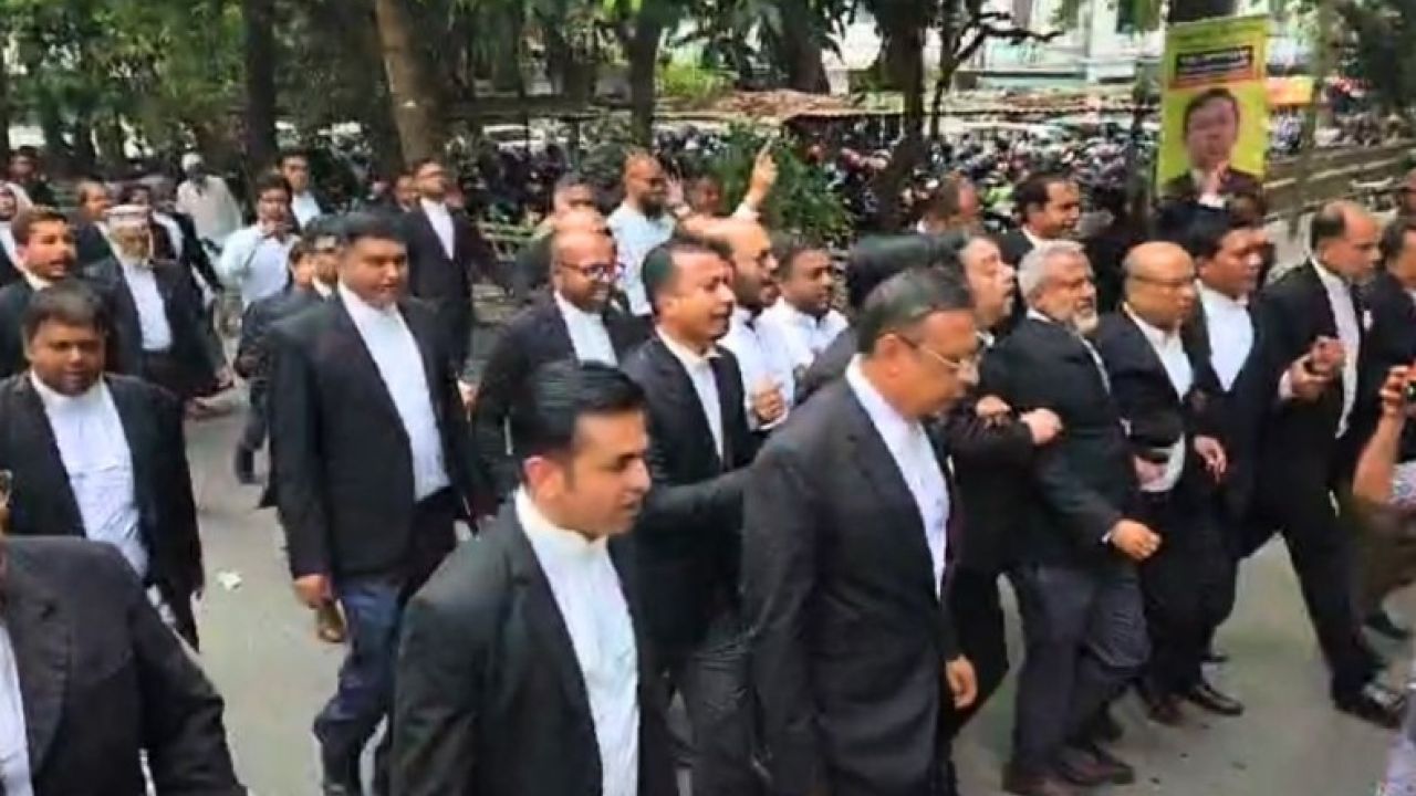 ভার্চুয়াল কোর্ট বাতিল দাবিতে সুপ্রিম কোর্টে বিক্ষোভ