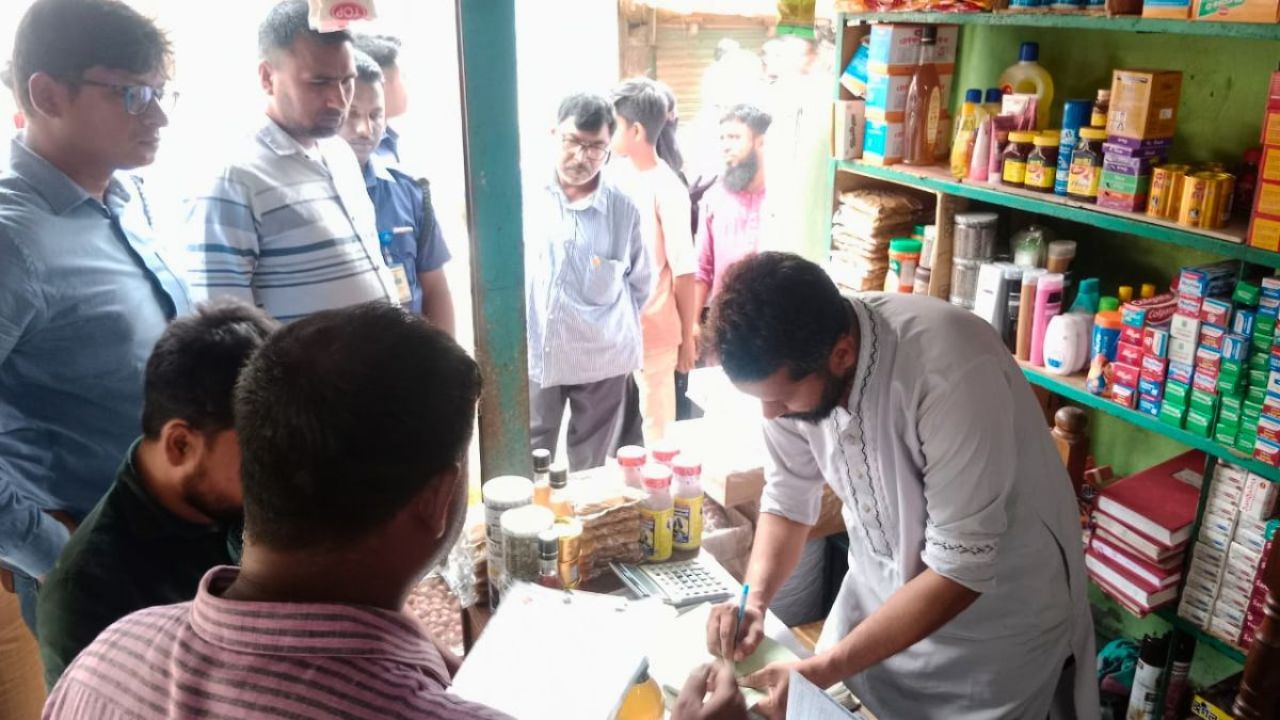 মধুপুরে তেল নিয়ে কারসাজি ও ভেজাল পণ্য বিক্রি, ৩ প্রতিষ্ঠানকে জরিমানা