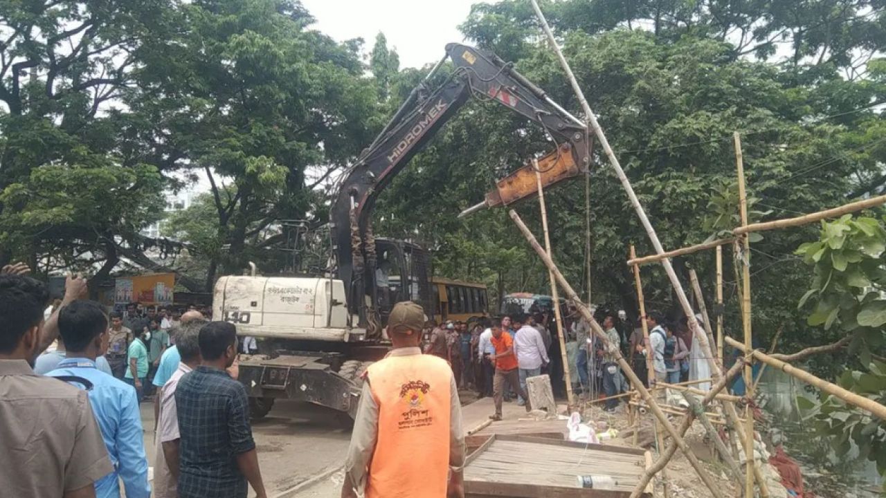 বাড্ডার গুদারাঘাট এলাকার ফুটপাত উচ্ছেদ অভিযান