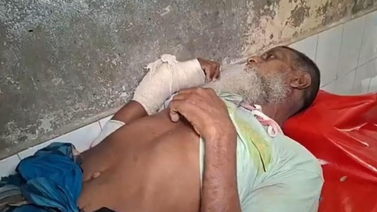 জমিতে বেড়া দিতে গিয়ে ছেলে নিহত, বাবা হাসপাতালে