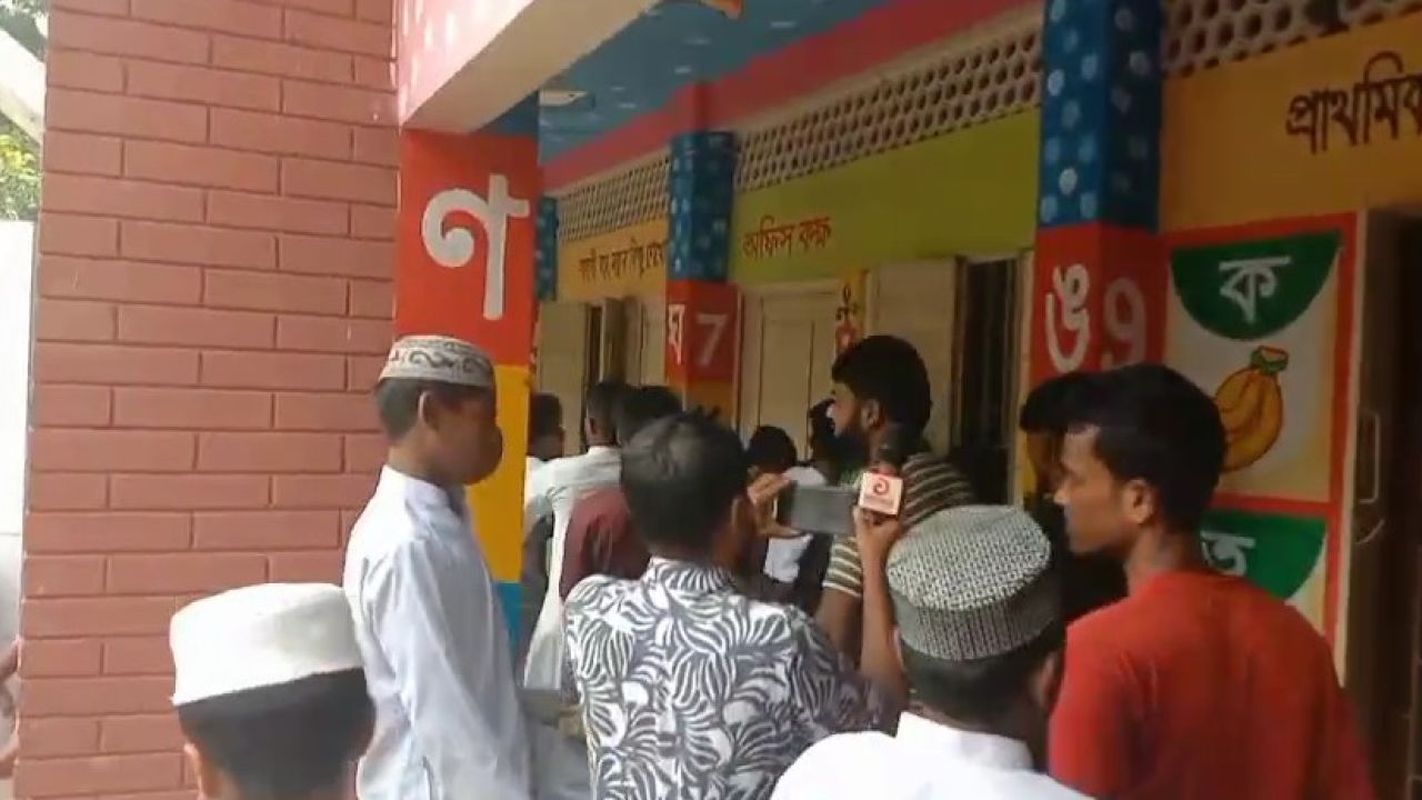 ছাত্রীকে ‘ইভটিজিং’, শিক্ষককে ‘শিক্ষা’ দিলেন অভিভাবকরা