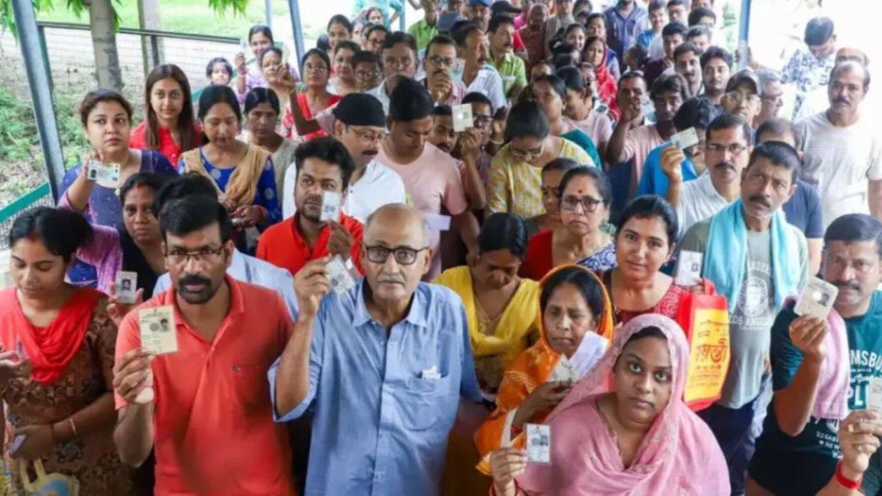 পশ্চিমবঙ্গ: রেকর্ড ভোট, তালিকা বিতর্ক আর ‘পরিবর্তন’ বনাম ‘স্থিতি’