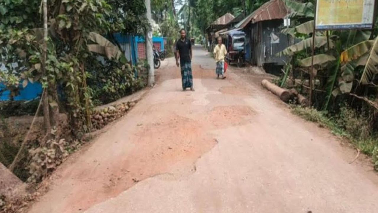 সড়কজুড়ে খানাখন্দ, বিকল্প পথে বেশি ভাড়া