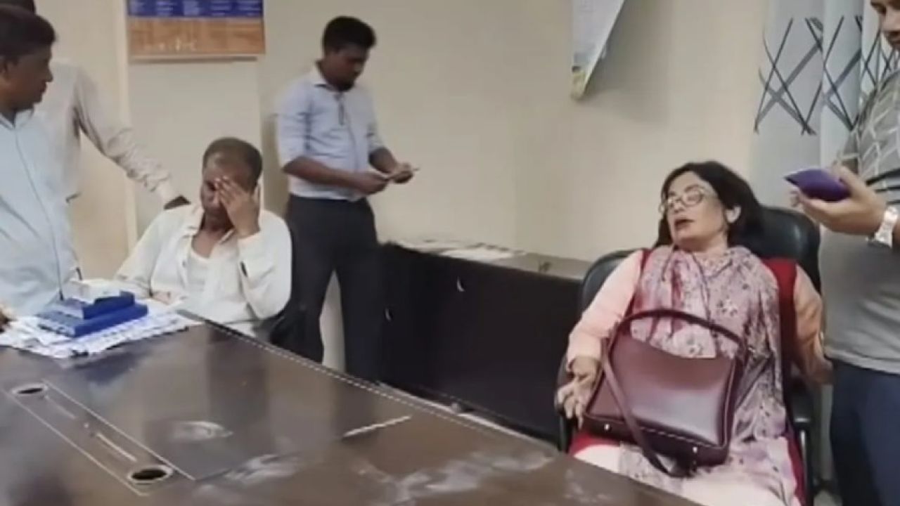 এবার সেই শিক্ষিকা-অধ্যক্ষের অপসারণে আলটিমেটাম