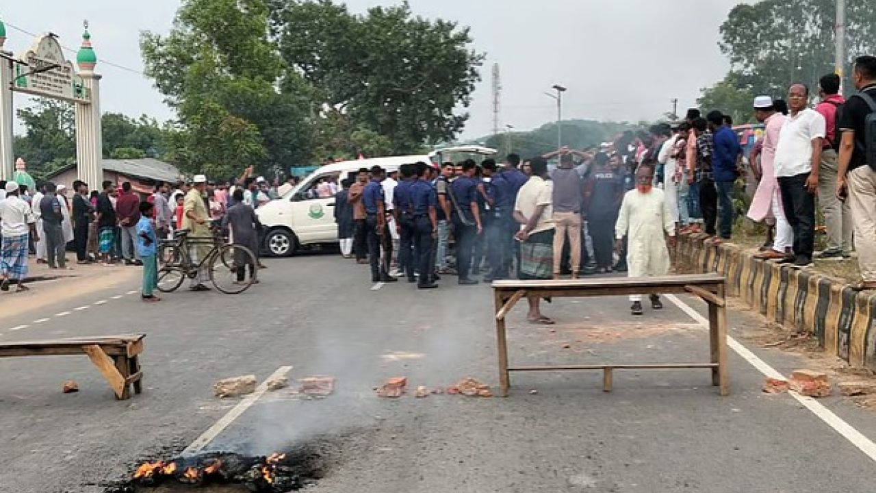 সড়কে লাশ রেখে অবরোধ, আসামি গ্রেপ্তারে আলটিমেটাম