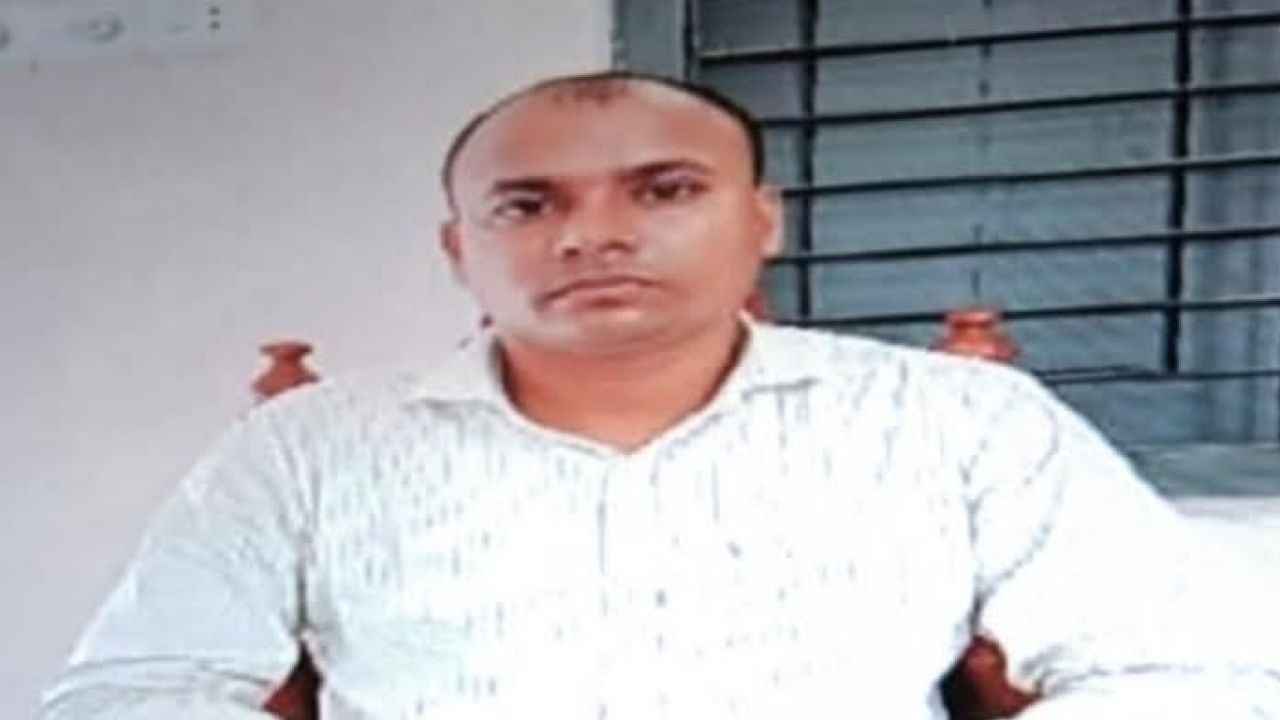 নিজ ঘরে শিক্ষা কর্মকর্তার লাশ, যা বললেন স্ত্রী