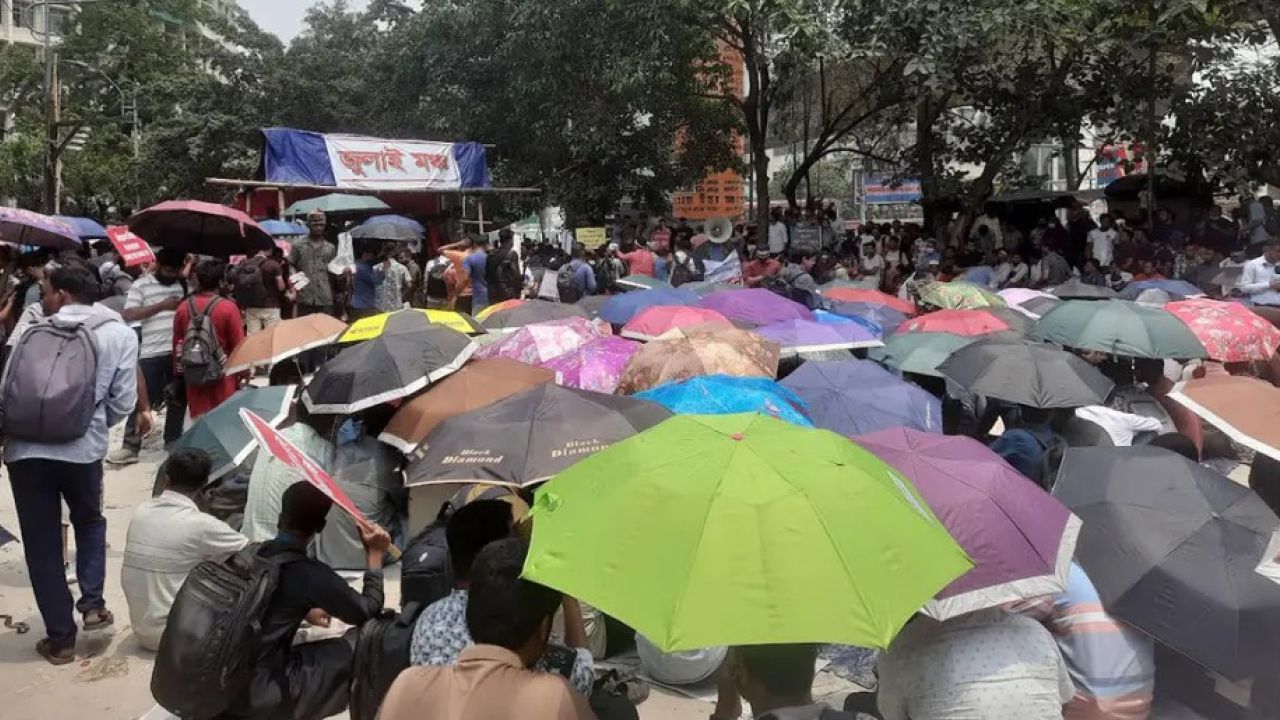 ছাতা মাথায় প্রাথমিকের সুপারিশপ্রাপ্তদের শাহবাগে অবস্থান