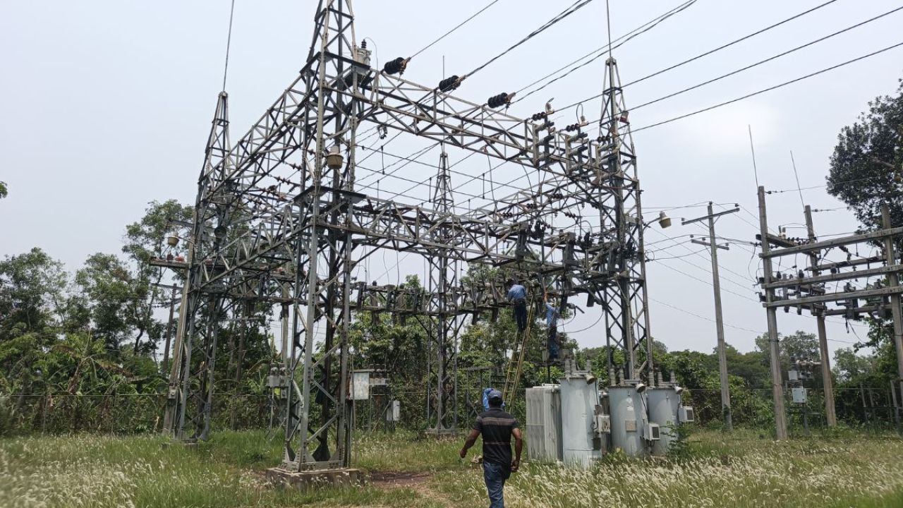 পলাশে বিদ্যুৎ উপকেন্দ্রের তার ও সরঞ্জাম লুট, অন্ধকারে ৫ গ্রাম