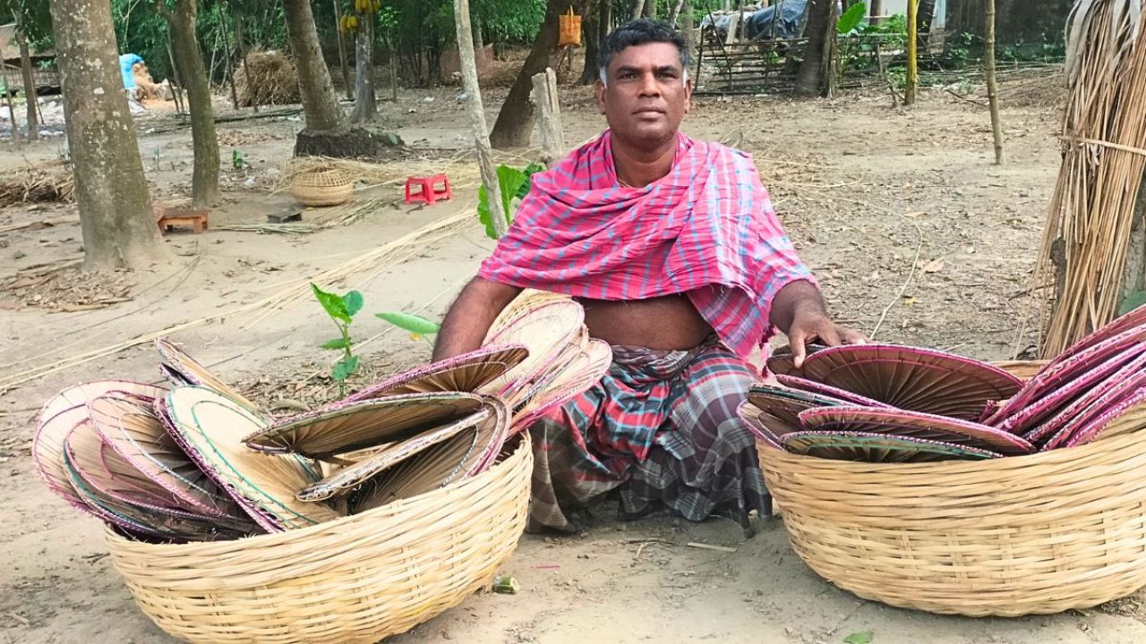 লোডশেডিংয়ে ভরসা তালপাতার পাখা