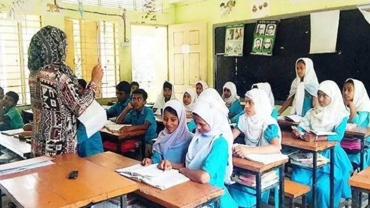 তীব্র গরমে প্রাথমিক বিদ্যালয় দুপুর ১২টায় ছুটির দাবি