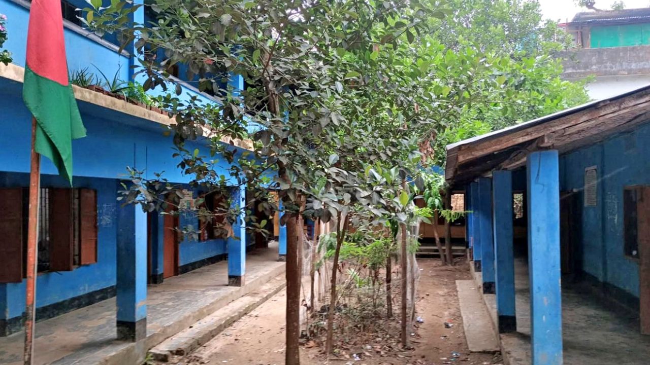 লামায় তীব্র গরমে শ্রেণিকক্ষেই ১৮ শিক্ষার্থী অসুস্থ