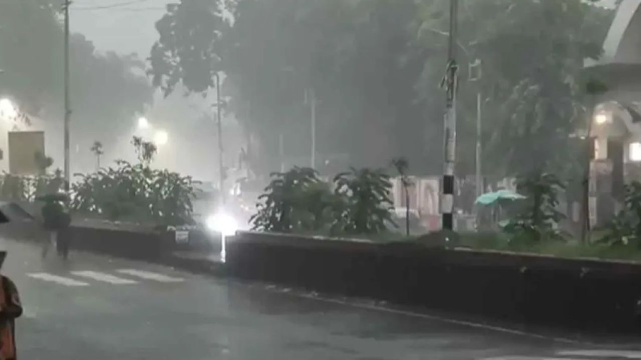 গরম তাড়িয়ে স্বস্তির বৃষ্টি