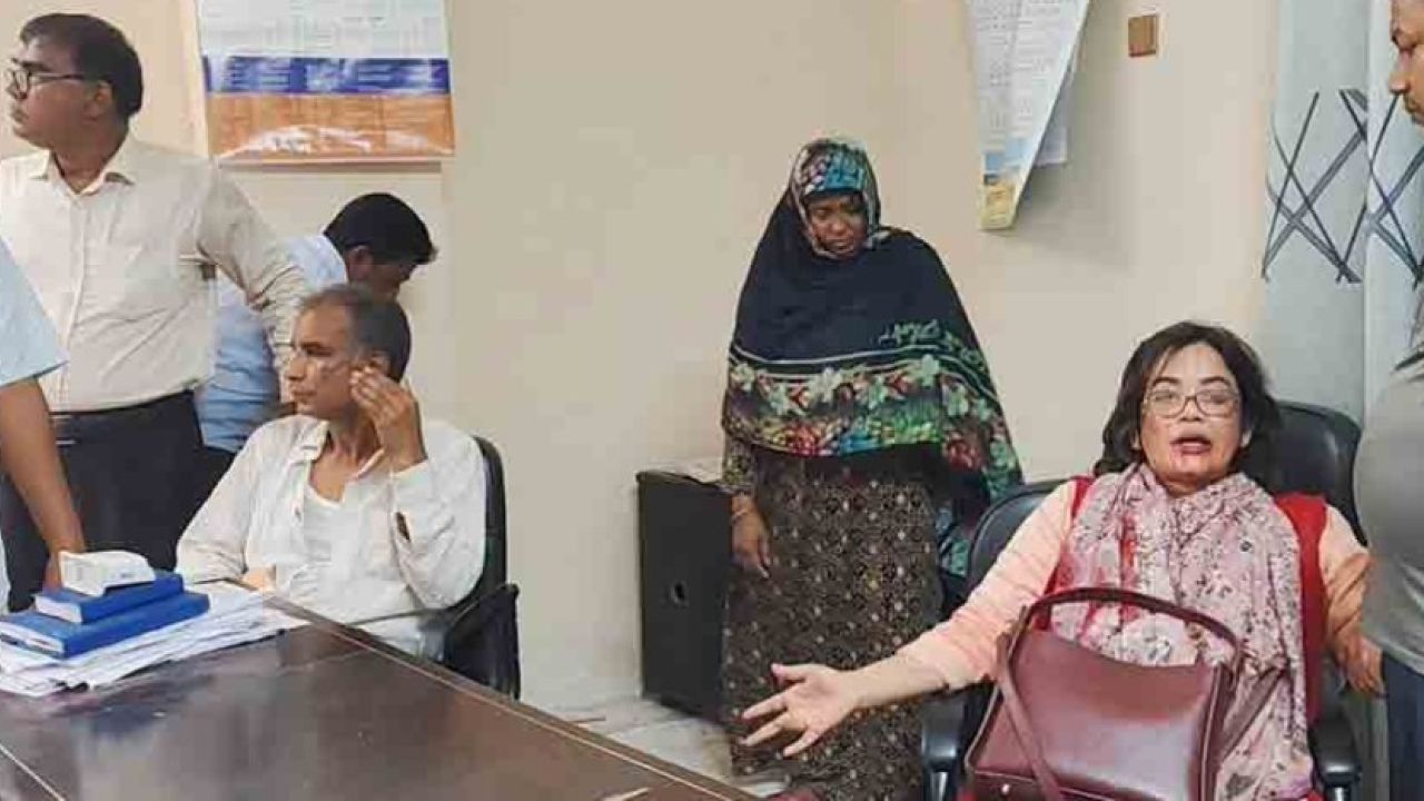 জুতাপেটার শিকার সেই শিক্ষিকাকেই বরখাস্ত