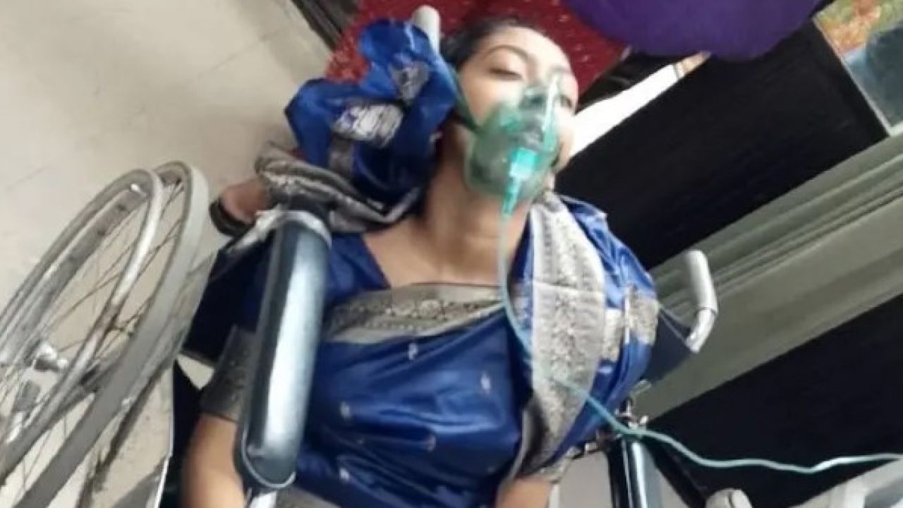 ‘অপরাজেয় বাংলায়’ বজ্রপাত, ঢামেকে ভর্তি দুই তরুণী