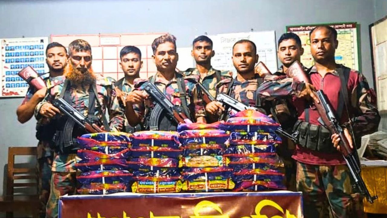 বাসে মিলল ১০ হাজার ইয়াবা, সীমান্তে বিপুল চোরাচালান পণ্য জব্দ