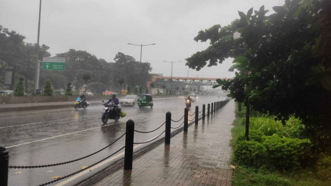 বৃষ্টিতে ধুয়ে গেল ঢাকার দূষণ