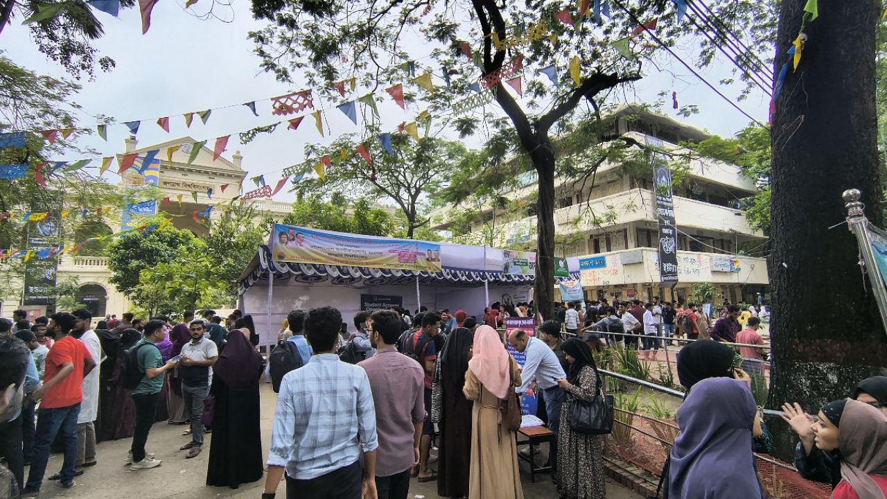 জবিতে আবাসন ভাতা পেতে ব্যাংক একাউন্ট খোলার ধুম