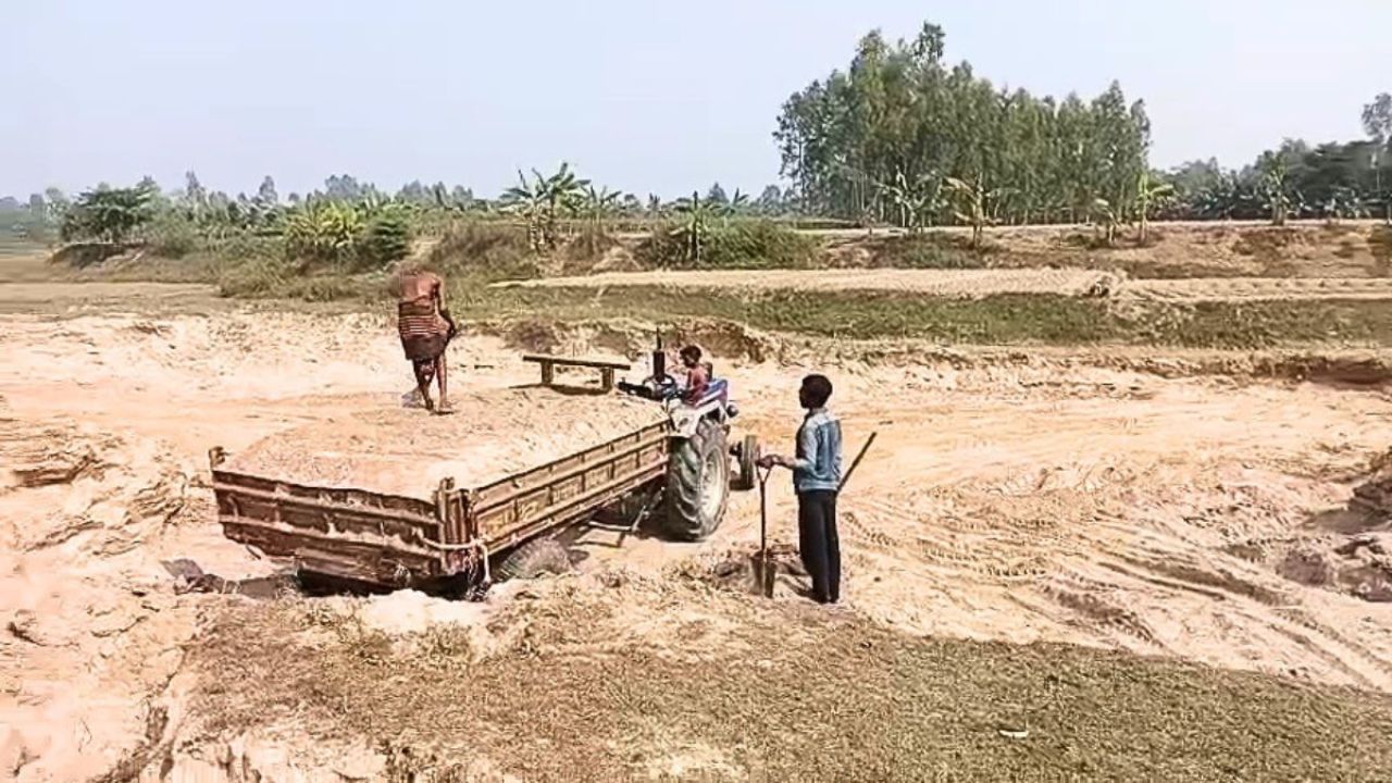 বদলগাছীতে প্রশাসনের নাকের ডগায় বালু উৎসব, হুমকিতে শতাধিক পরিবারের ঘর