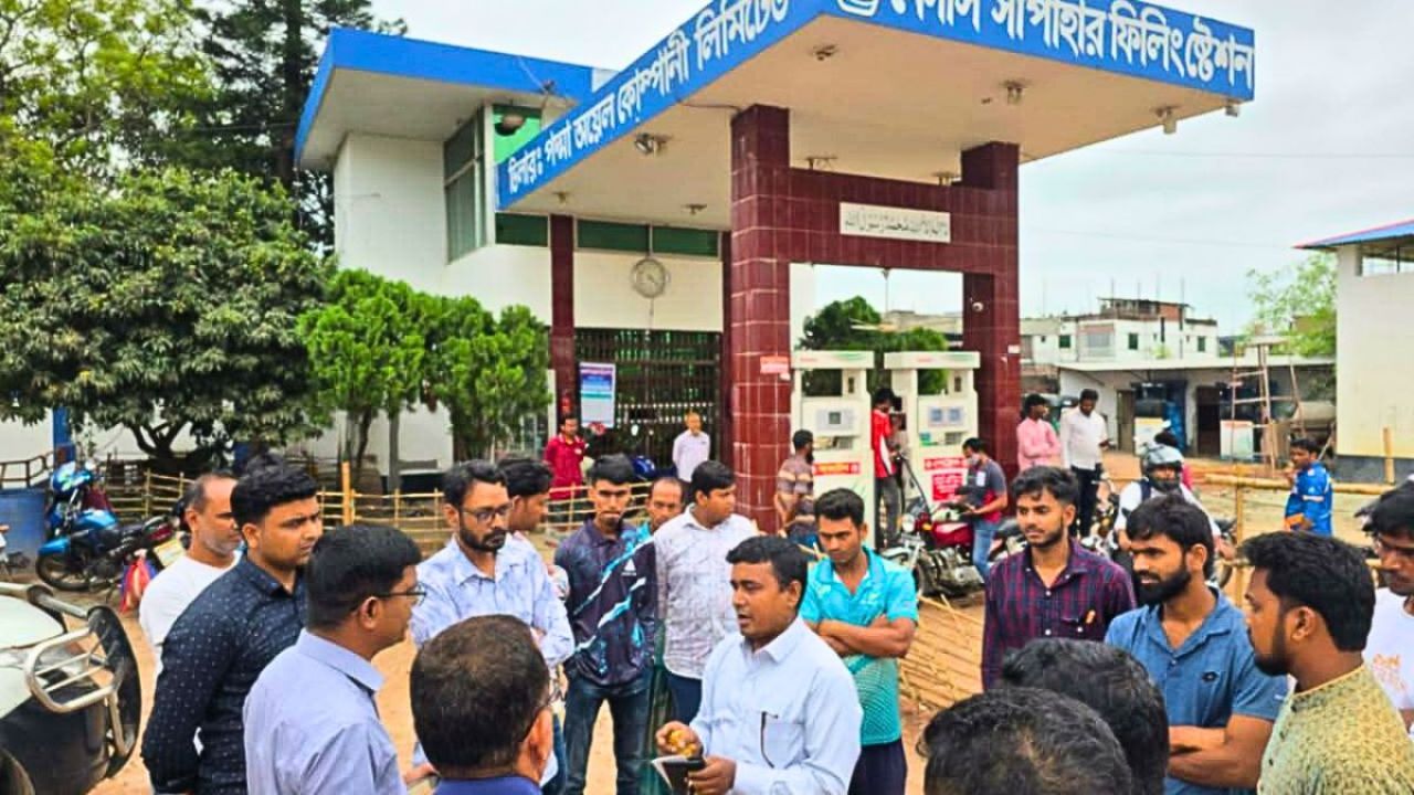 সাপাহারে পেট্রল মজুদের দায়ে ব্যাংক কর্মকর্তার জরিমানা