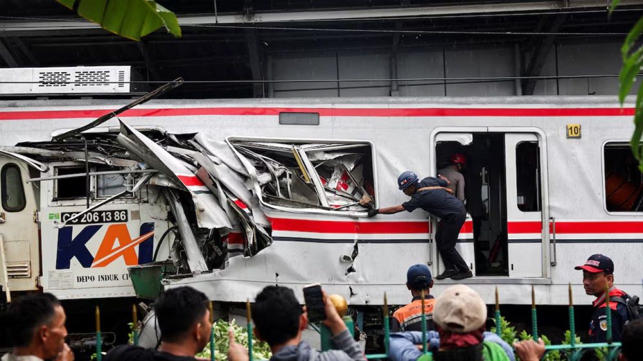 ইন্দোনেশিয়ায় দুই ট্রেনের সংঘর্ষে নিহত অন্তত ১৪