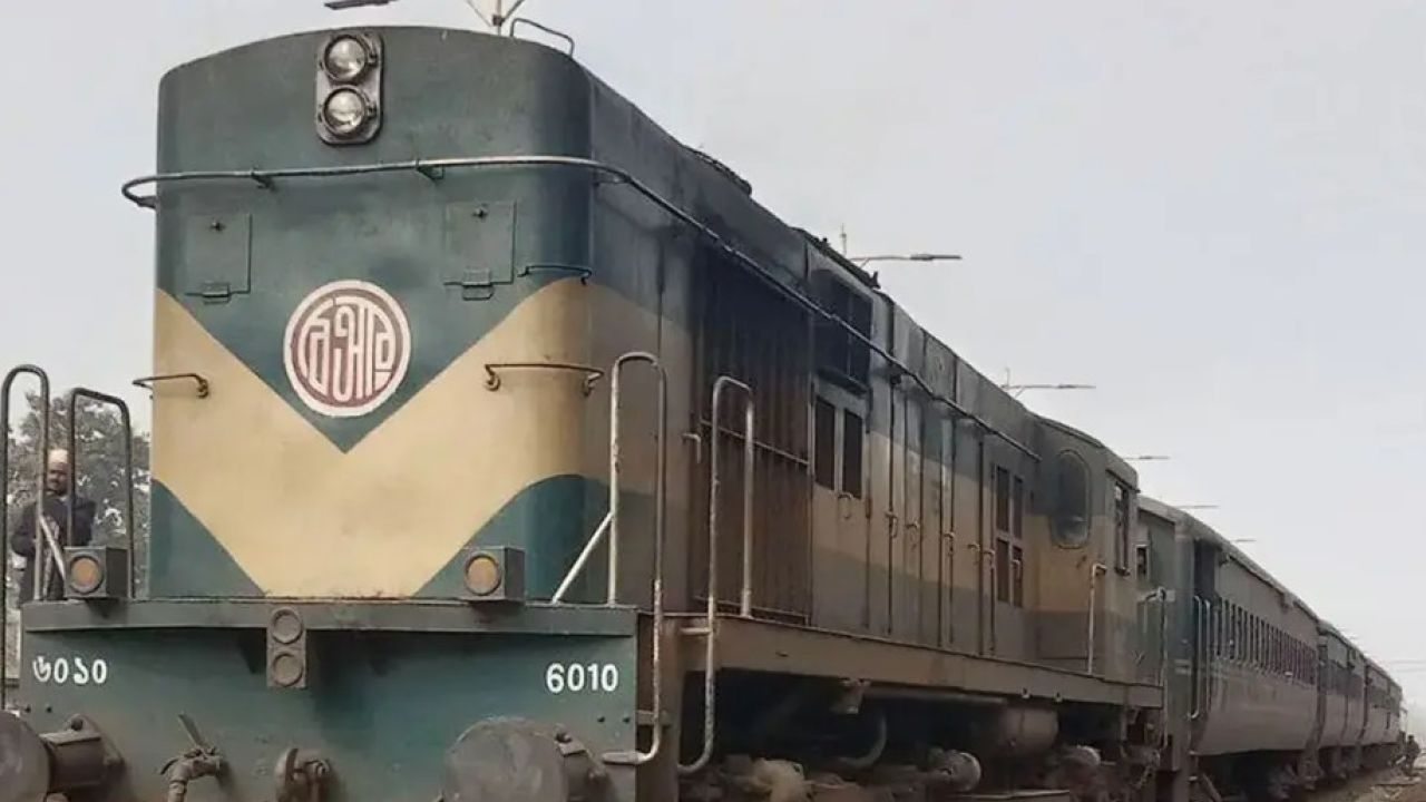 দুই কমিউটার ট্রেনের ভাড়া বকেয়ার ইস্যুতে চুক্তি বাতিল করল রেলওয়ে