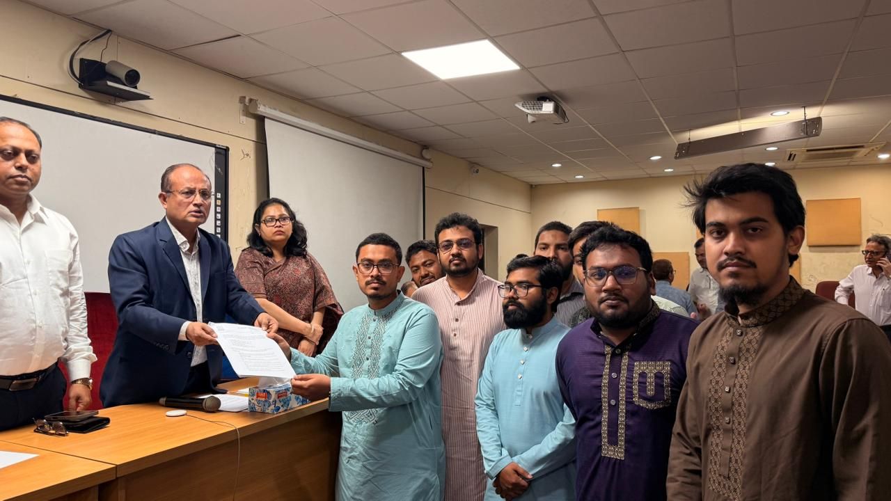 ঢাবি উপাচার্যের হাতে ডাকসুর অভিযুক্তদের তালিকা ও ছয় দফা দাবি