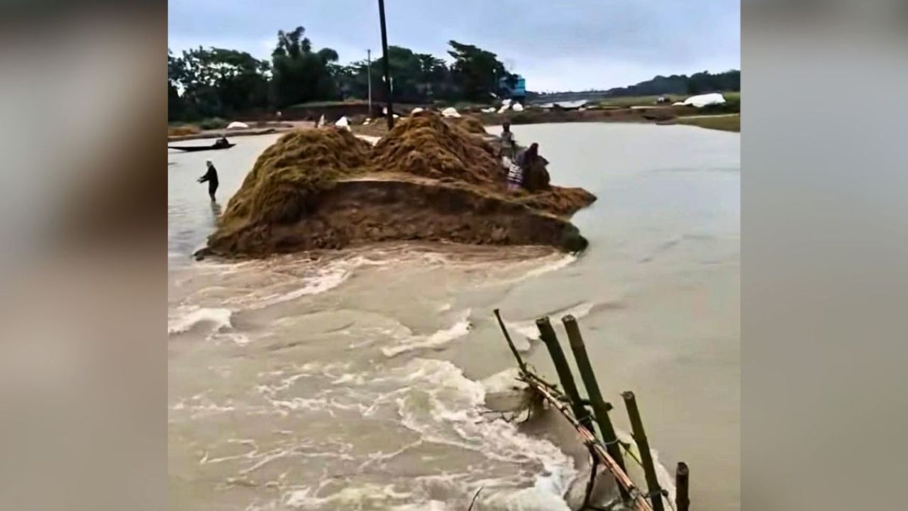 সুনামগঞ্জে ঢলে সড়ক ভেঙে হাওর প্লাবিত