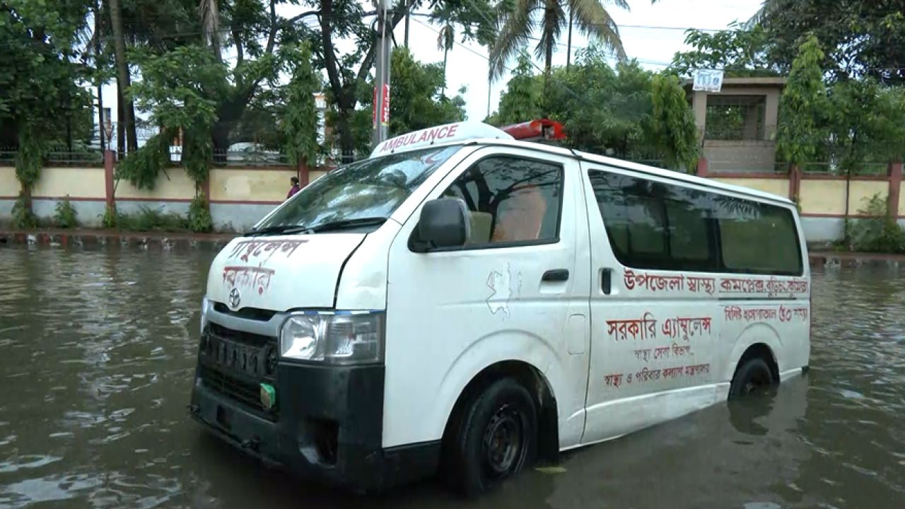 কুমিল্লায় ভারী বৃষ্টিতে জলাবদ্ধতা, ভোগান্তি