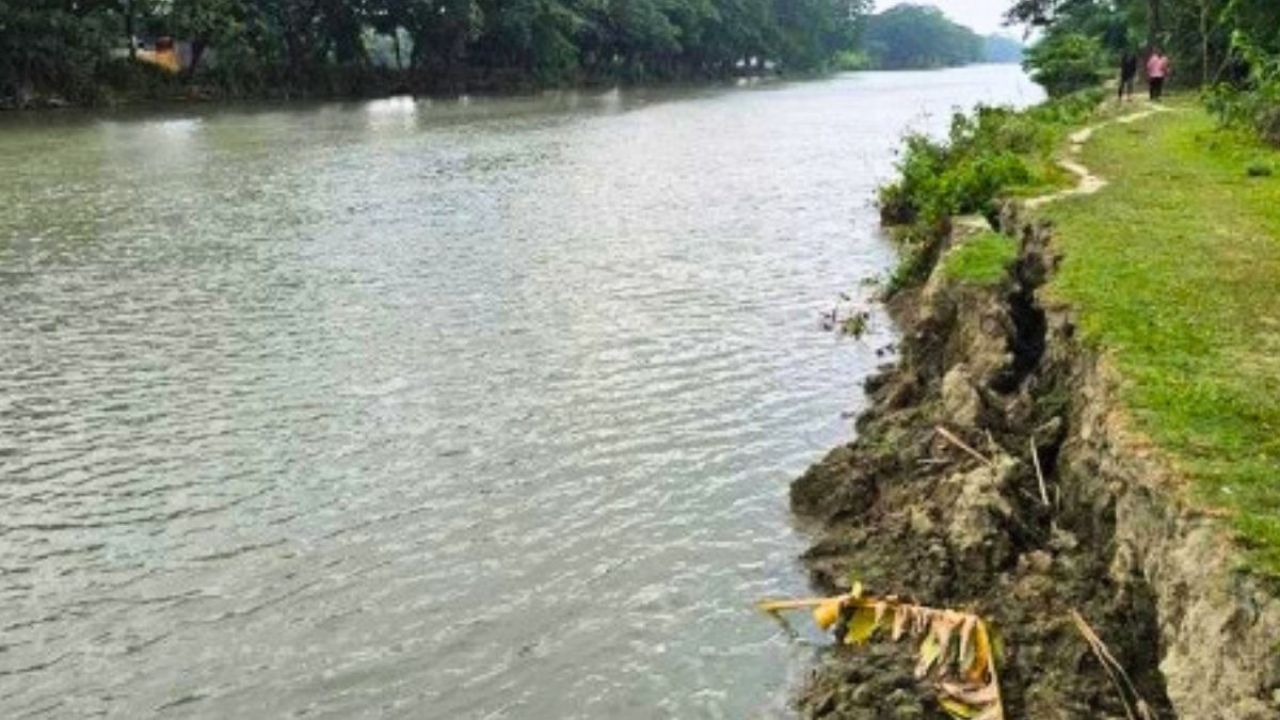 দুমকিতে ভাড়ানী খালের ভাঙনে বিলীন হচ্ছে সড়ক-বসতভিটা