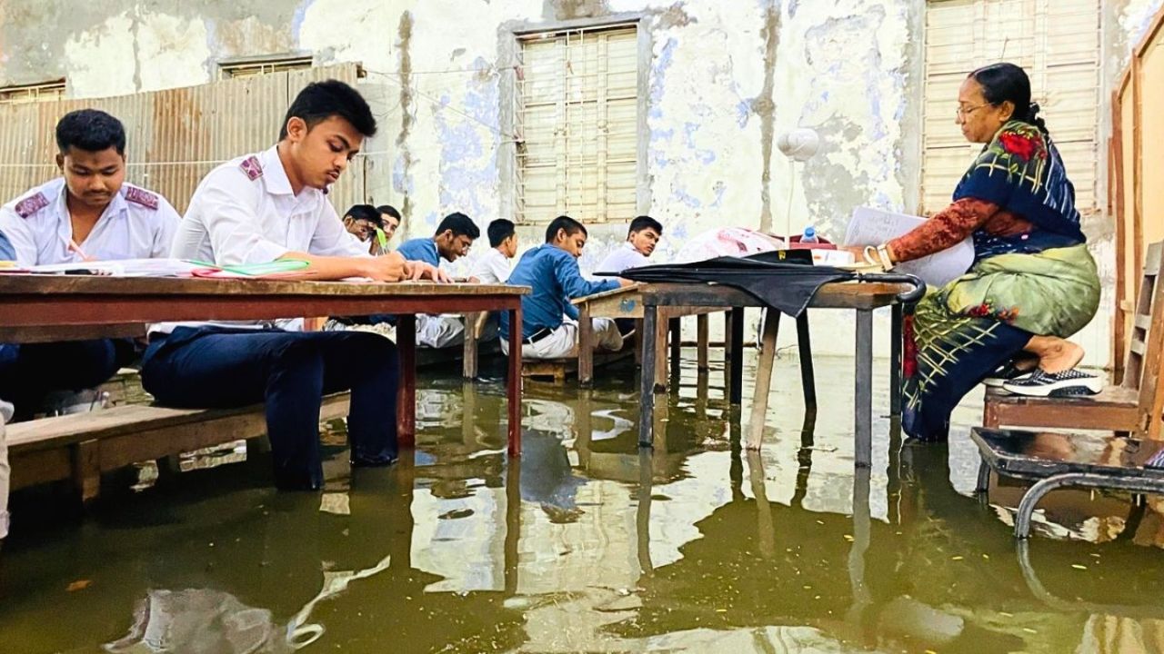 হাঁটুপানিতে বসে পরীক্ষা, চেয়ারে পা তুলে রাখলেন শিক্ষিকা