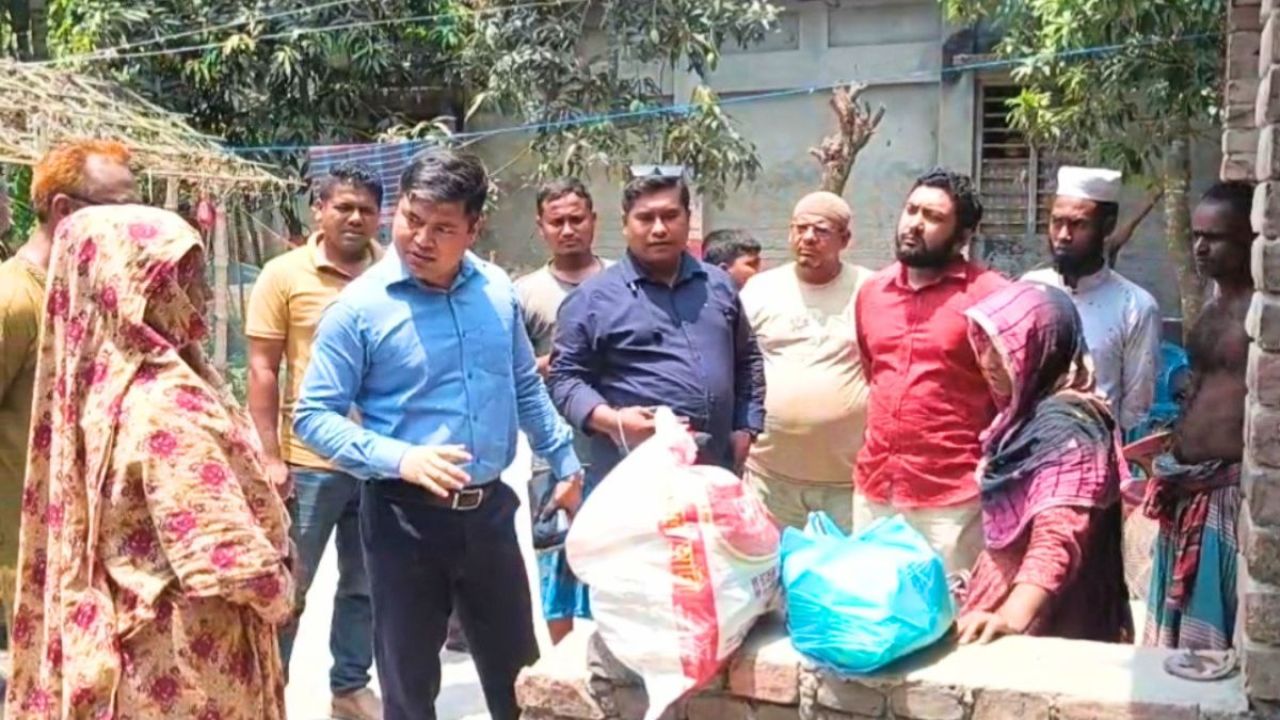 শিকলবন্দী মিতুর পাশে দাঁড়াল উপজেলা প্রশাসন