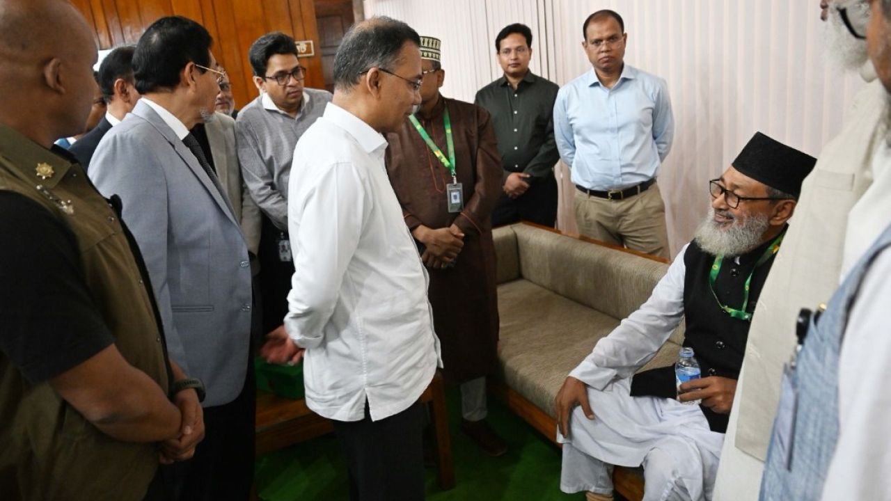 অধিবেশন চলাকালে অসুস্থ বিরোধী দলীয় এমপির খোঁজ নিলেন প্রধানমন্ত্রী